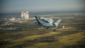 Endeavour flying over the Vehicle Assembly Building